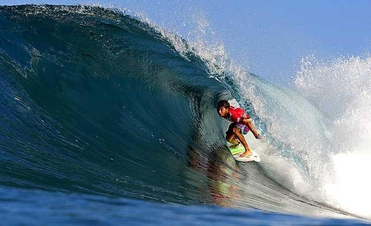 En aquesta imatge difosa per l’Associació de Professionals del Surf, el francès Jeremy Flores competeix a la final del Billabong Pro Pipeline Masters de surf a Haleiwa (Hawaii).