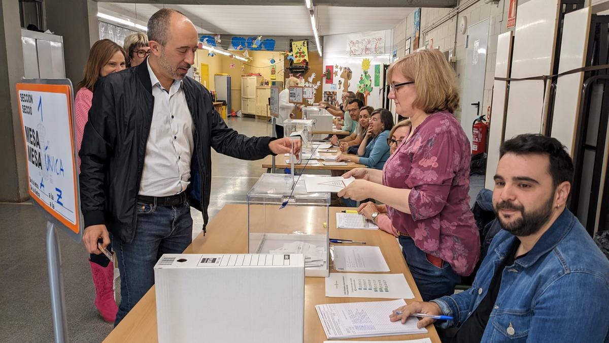 Marc Aloy, alcalde i candidat a la reelecció per Esquerra, votant el pasat 28-M