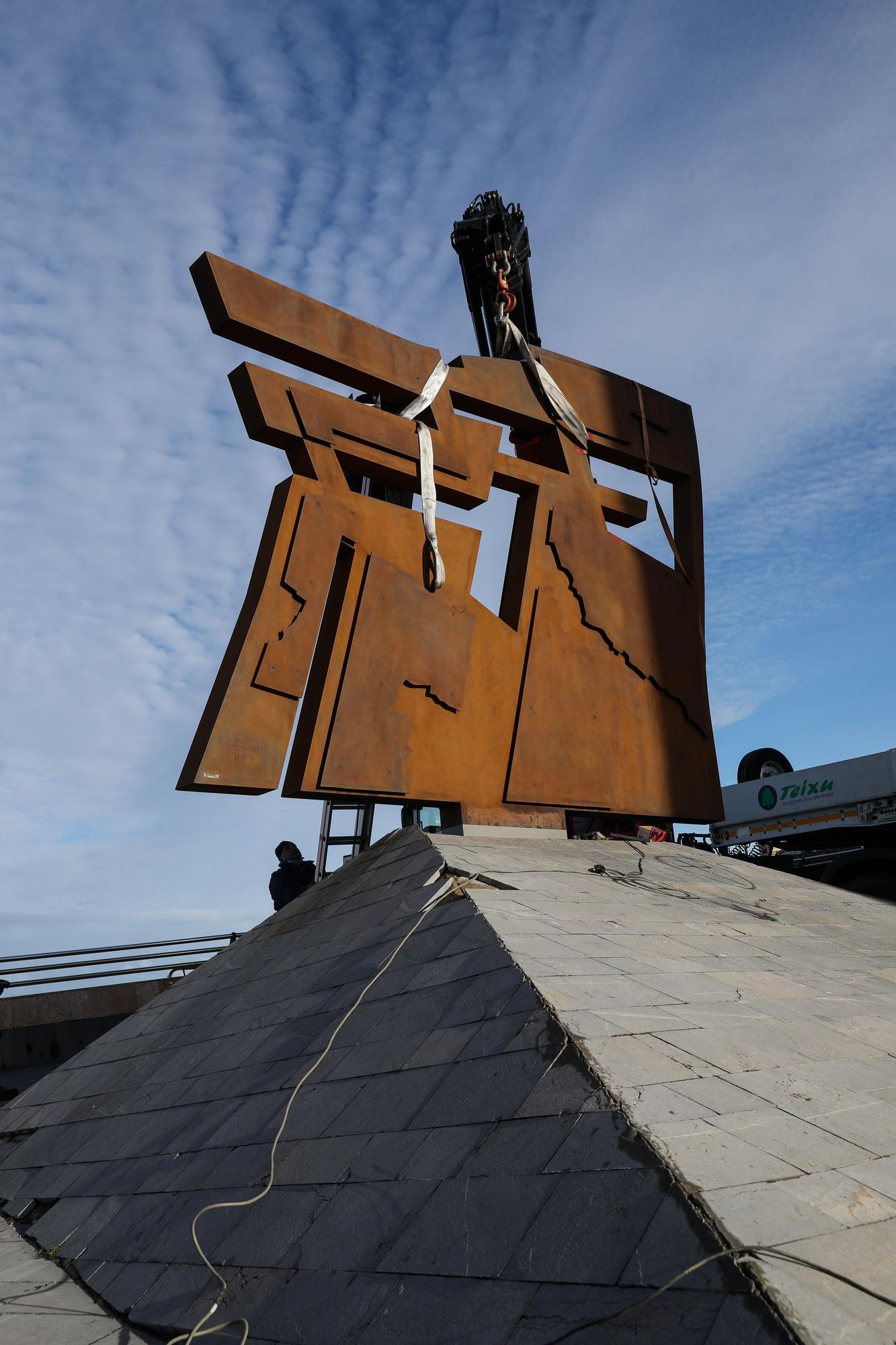 Instalación de la escultura Nordeste, ya restaurada