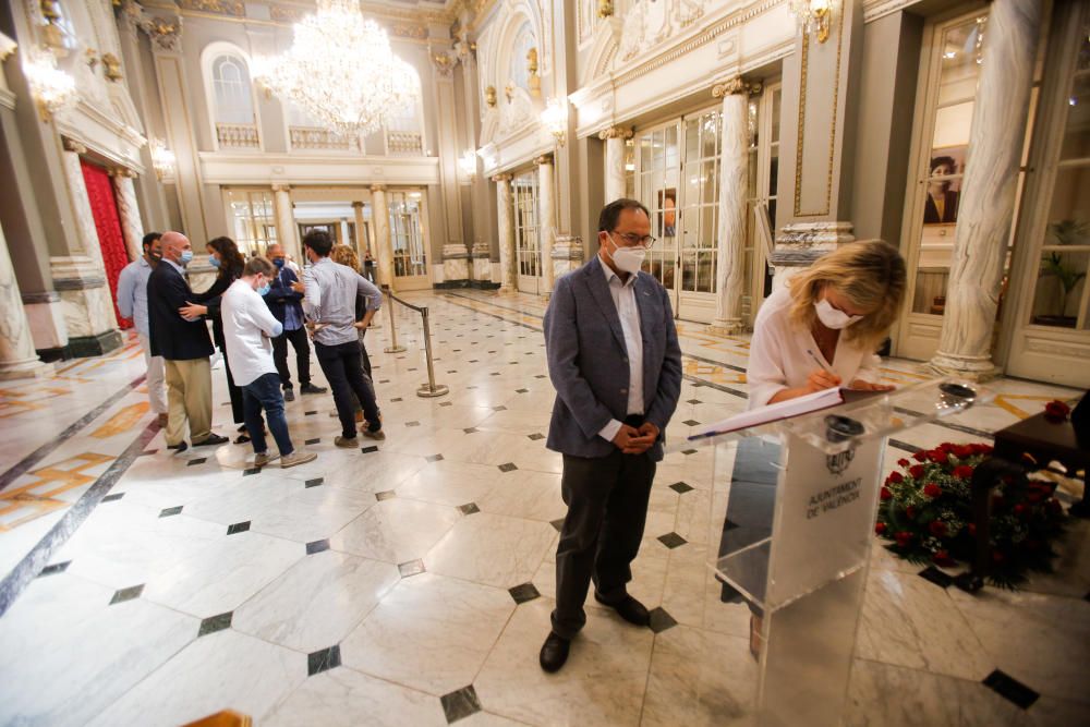 Firma del libro de condolencias por la muerte de Ramón Vilar