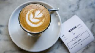 Llama a la policía tras pagar 2 euros por un café y la cafetería es sancionada con 1.000 euros