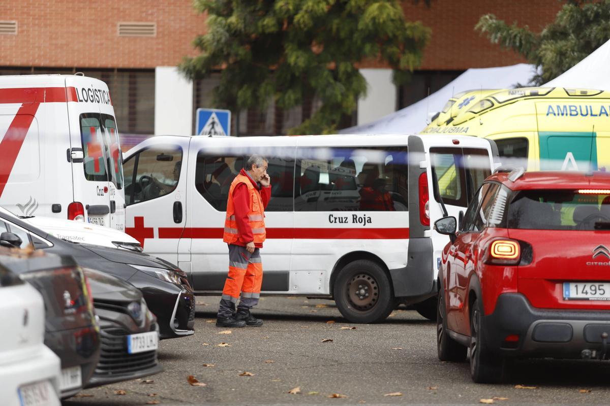 Vehículos de Cruz Roja y ambulancias junto al centro cívico Poniente Sur.