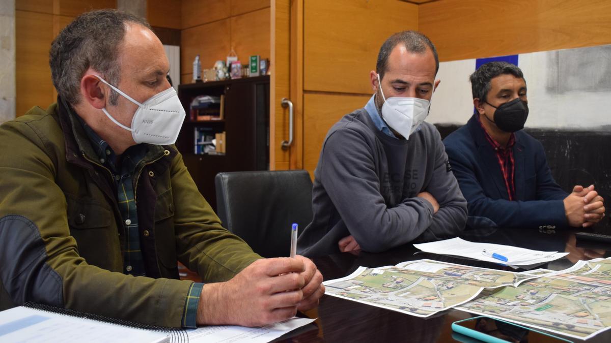 Por la izquierda, Juan Carlos Álvarez, técnico municipal, el alcalde, Ángel García, y el edil Javier Rodríguez