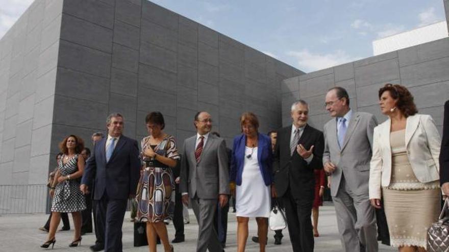 Inauguración. La visita comenzó por el nuevo complejo Económico y Social, en Teatinos.