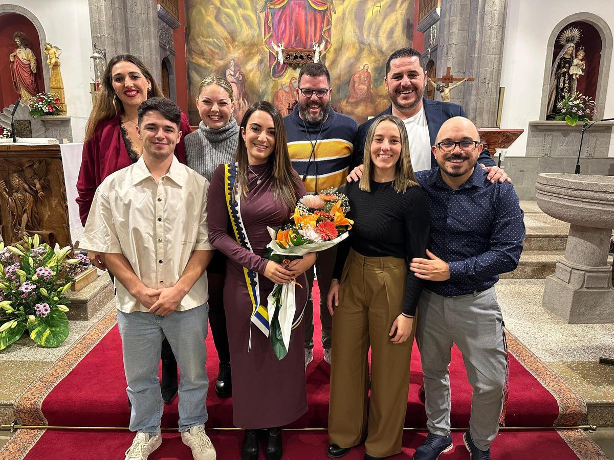 Miembros de la comisión de fiestas, del gobierno local y la Lucí canaria.