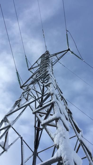 Los operarios reparan líneas de alta tensión en mitad del temporal de nieve.