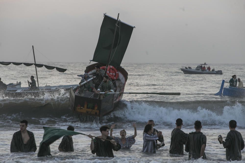 Un espectacular Desembarco al alba da inicio a los Moros y Cristianos en El Campello