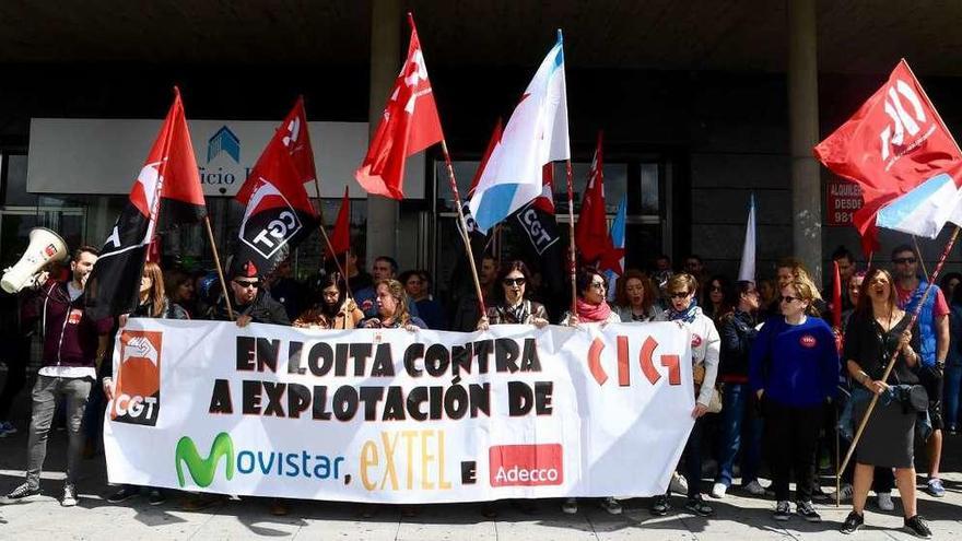 Protesta de trabajadores coruñeses de Extel, en mayo, contra la modificación de la jornada laboral.