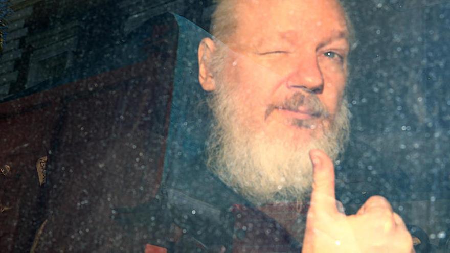 Julian Assange, detingut per la policia britànica a l&#039;ambaixada de l&#039;Equador a Londres