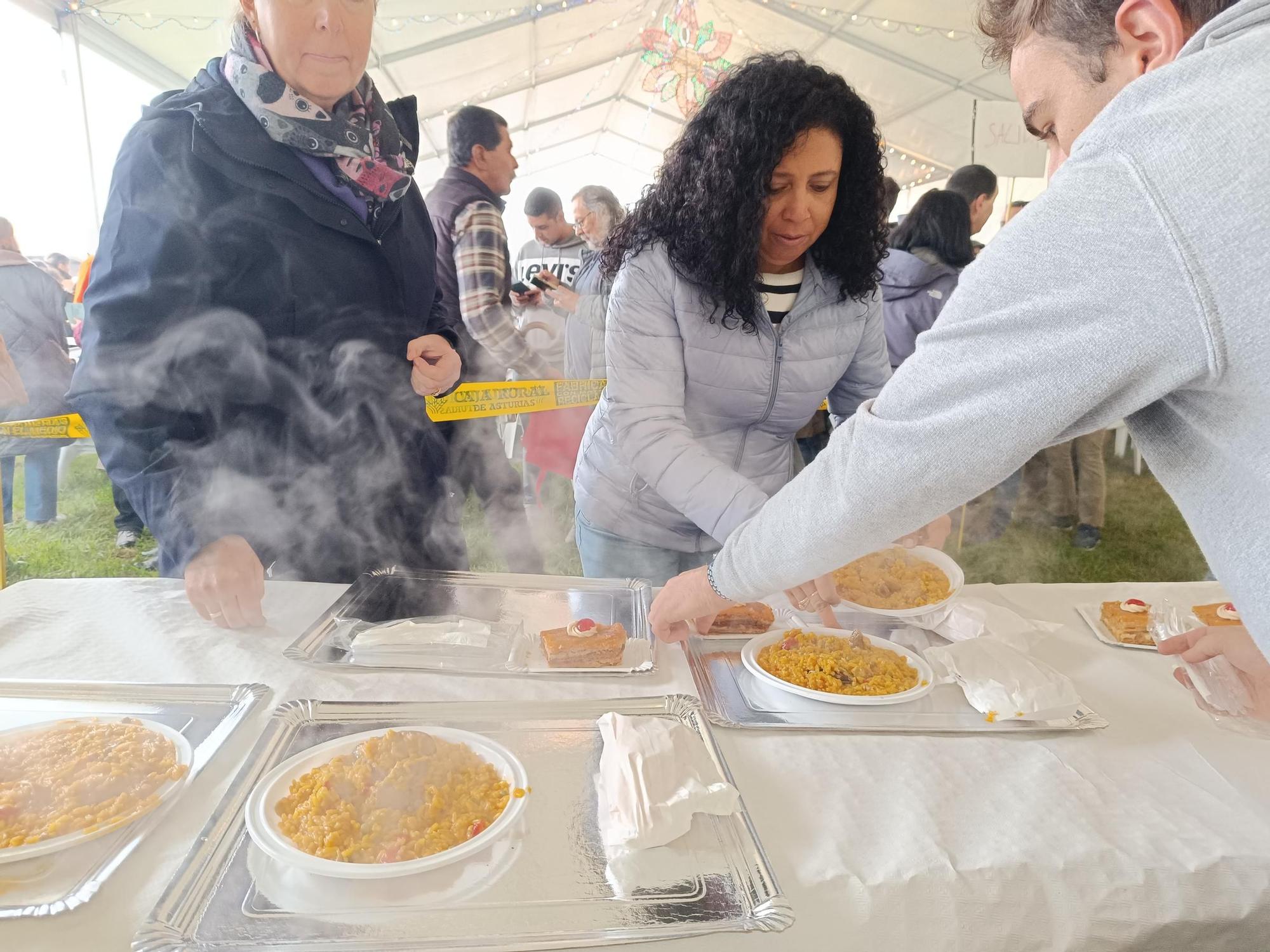 Compartiendo mesa y mantel en las fiestas de Meres, en Siero