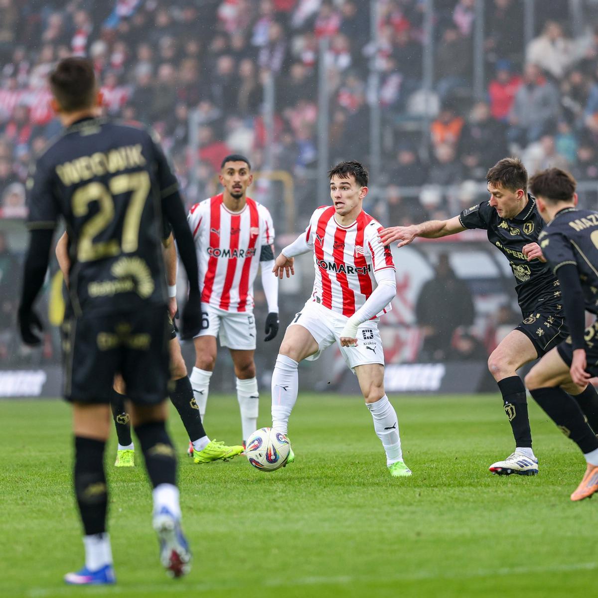 Pau Sans, con el Cracovia en un momento del partido ante el Jagiellonia