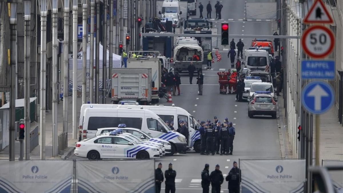 Fuerzas de seguridad y unidades de emergencia en la céntrica calle Loi de Bruselas.