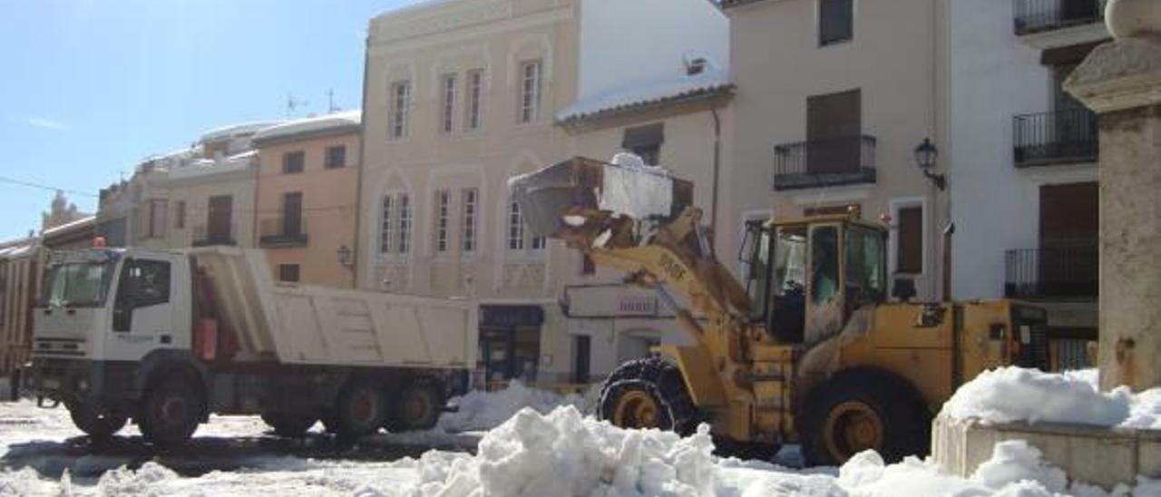 Vilafranca se ha visto forzada a vaciar las calles de nieve con máquinas y camiones.