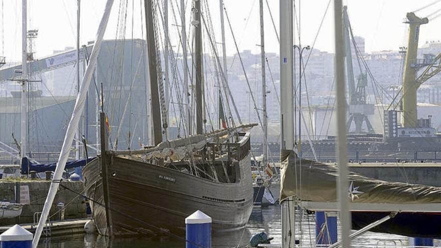 La carabela Boa Esperança en las instalaciones portuarias de A Coruña.