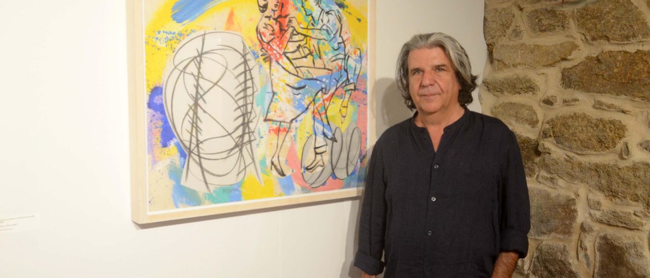 El pintor mostrando ayer una de sus creaciones.