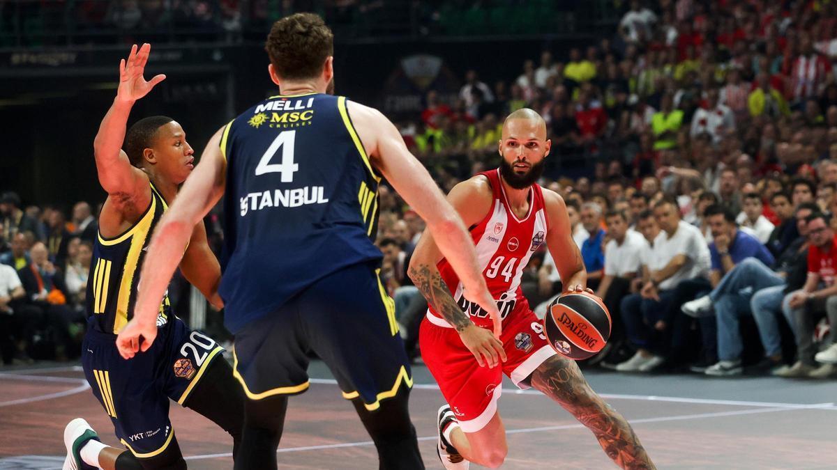 Evan Fournier, el autor del triple que cerró el partido entre Olympiacos y Fenerbahce.