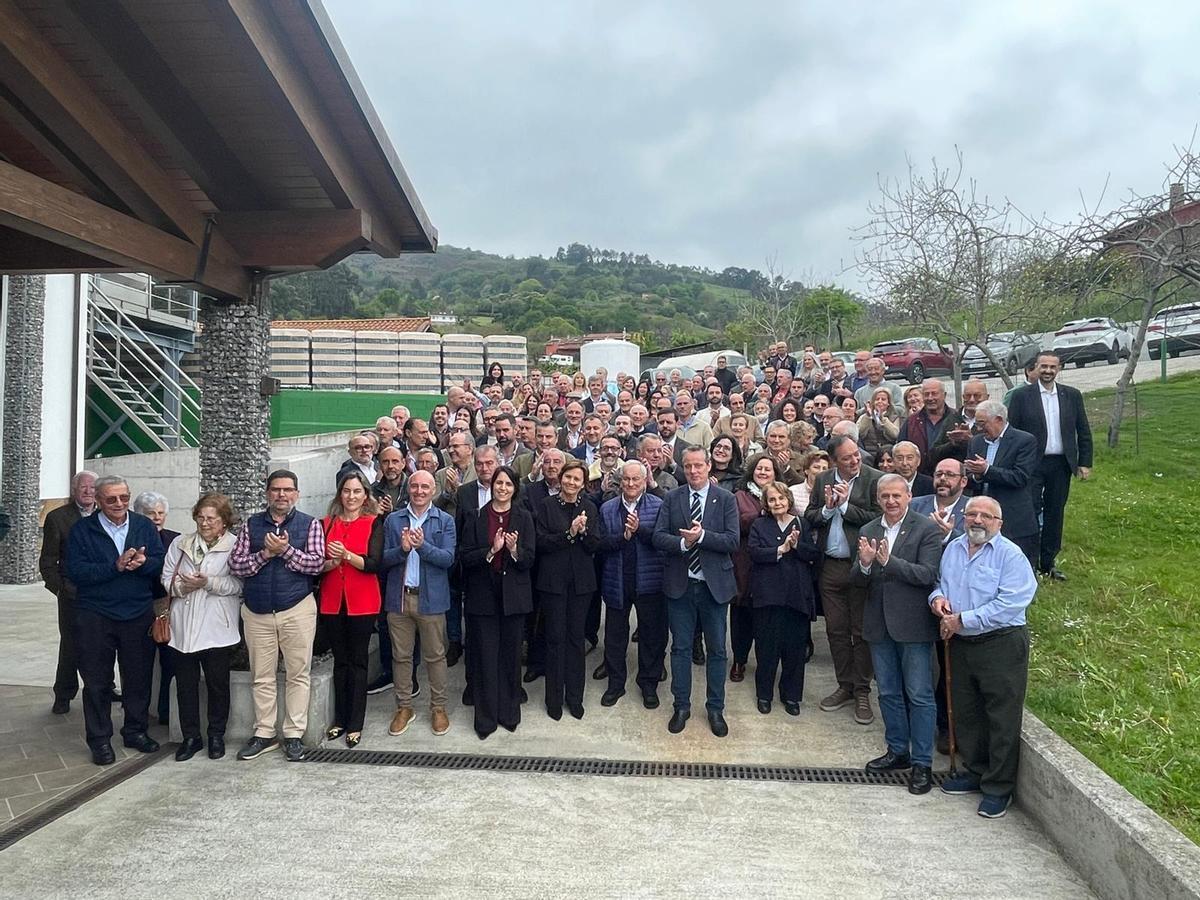 Foto de familia de la espicha de celebración de los 120 años de la Cooperativa de Agricultores de Gijón, en el llagar Piñera, en Deva.