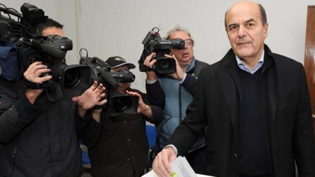 Bersani deposita su voto en Piacenza (norte de Italia), este domingo.