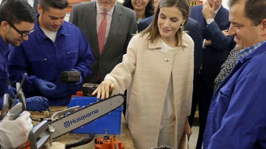 La reina Letizia, con el ministro de Educación, alumnos y profesores en Mondoñedo. // Lavandeira Jr