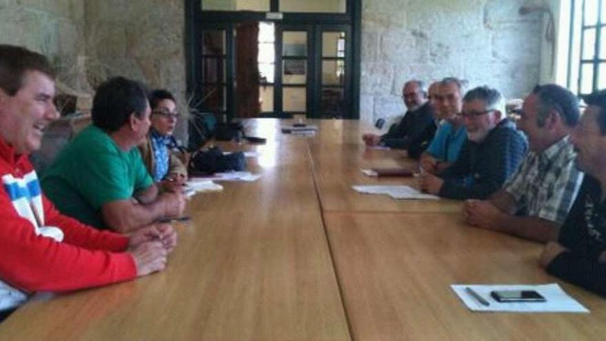 Representantes de colectivos sociales de O Hío, en una reciente reunión en la parroquia. // FdV