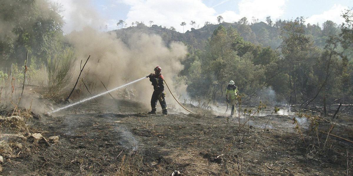 El incendio de Carballeda de Avia terminó por unirse al de Beade, afectando a Ridimoas. | IÑAKI OSORIO