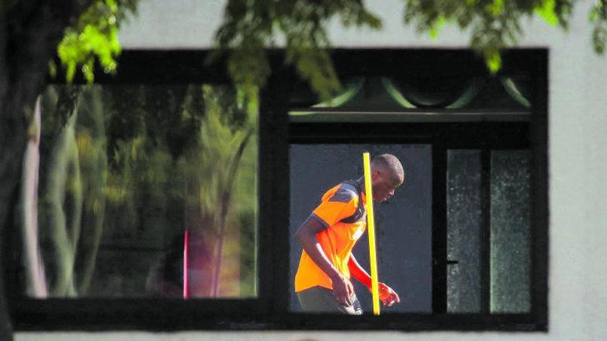 Mouctar Diakhaby, ayer, en la ciudad deportiva de Paterna. | J.M.LÓPEZ