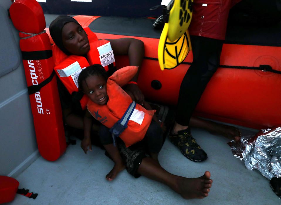 A child reacts as lifeguards of the Spanish NGO ...