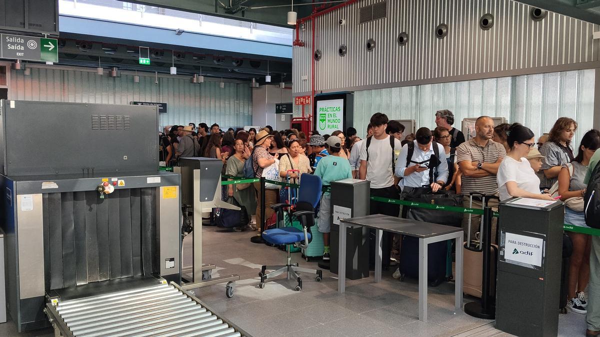 Viajeros del AVE entre Madrid y Vigo afectados por el corte Ourense-Santiago de Adif y Renfe: «No nos han sabido decir nada»