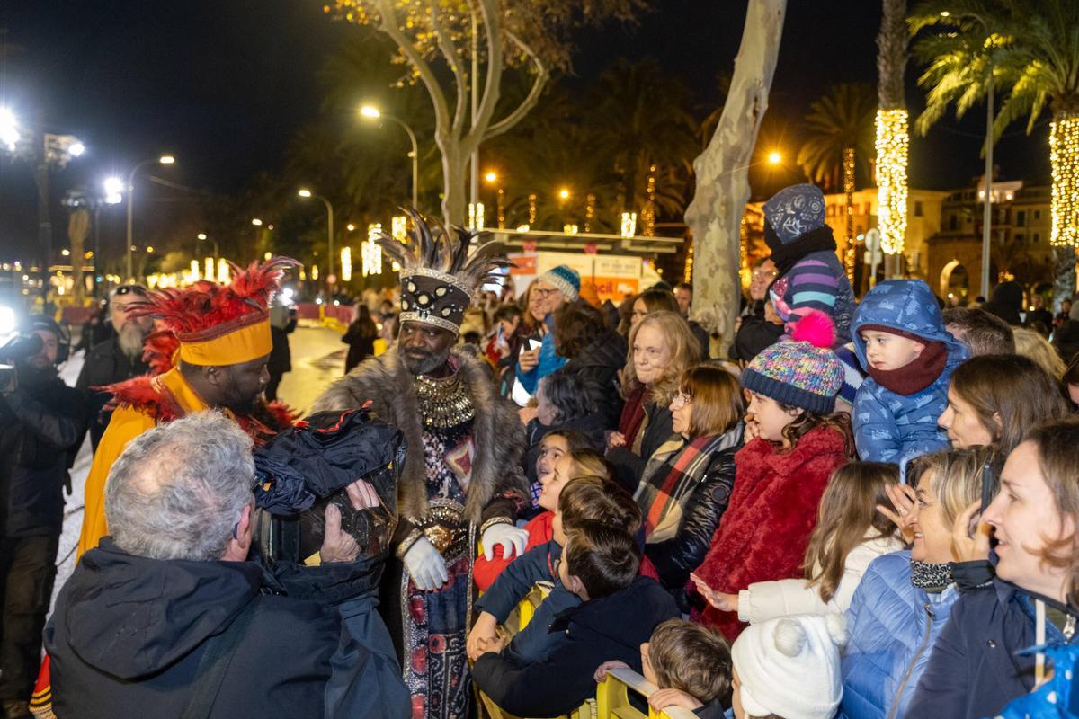 FOTOS | La ilusión echa a andar en Palma con la llegada de los Reyes Magos