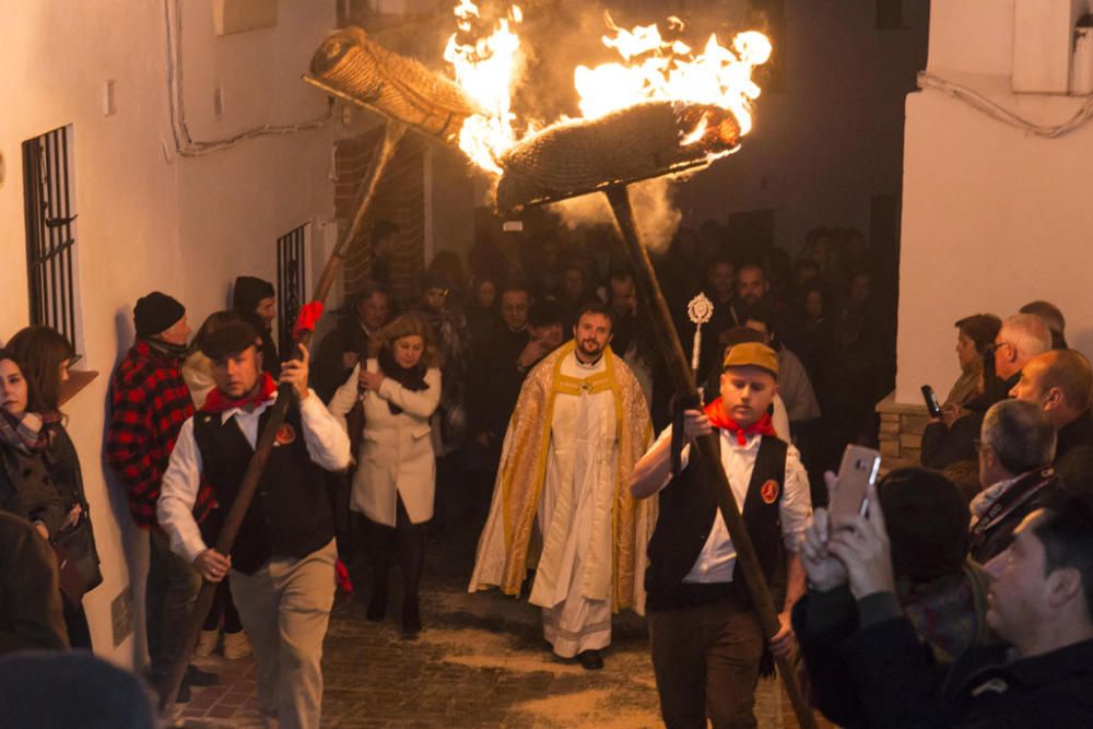 Fuego y villancicos acompañaron el camino de la Divina Pastora desde la ermita de la Veracruz