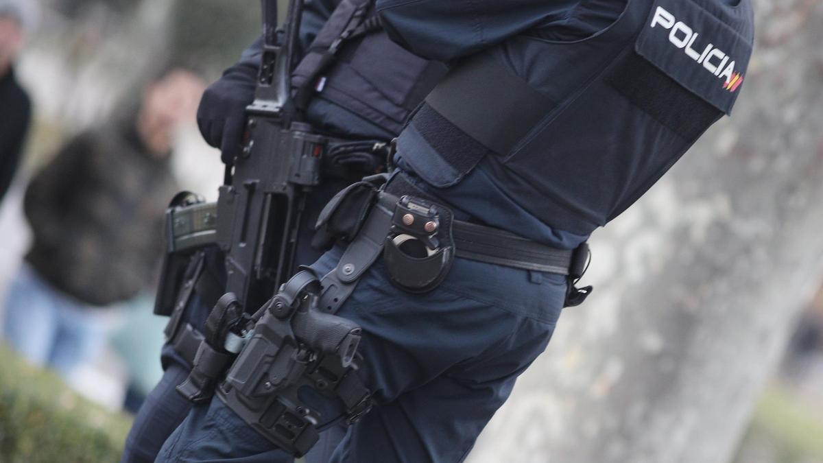 Dos agentes de la Policía Nacional en Madrid.
