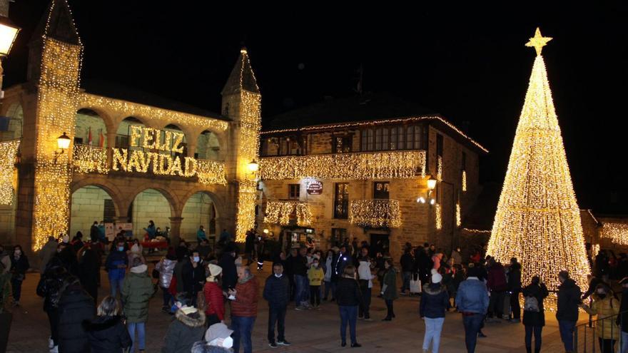 El tirón de las luces navideñas en el “puente de diciembre” en Puebla de Sanabria