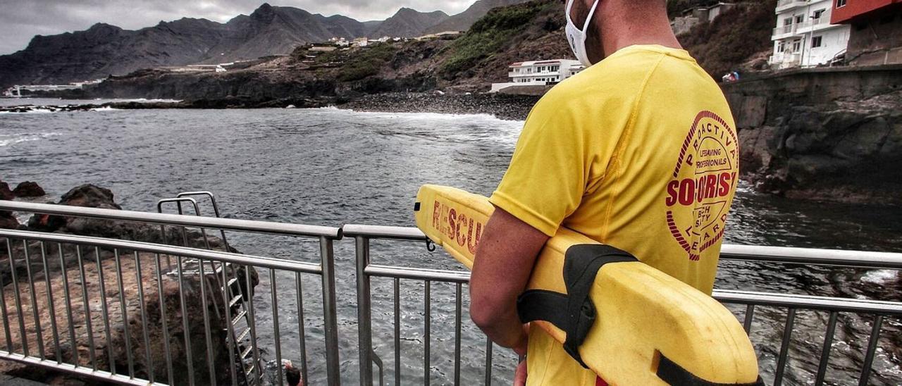 Un socorrista vigila la costa de Tejina, en La Laguna. | | MARÍA PISACA