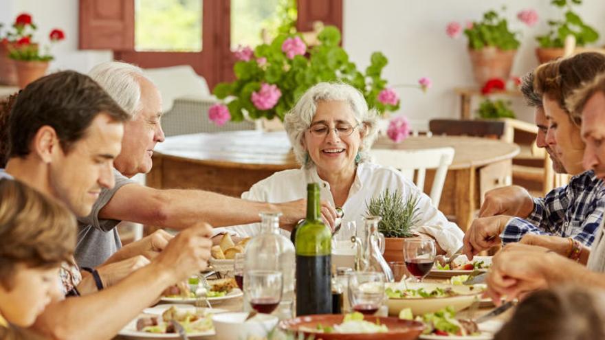 Los codos en la mesa es uno de los gestos incorrectos más vistos en la mesa durante la hora de comer.