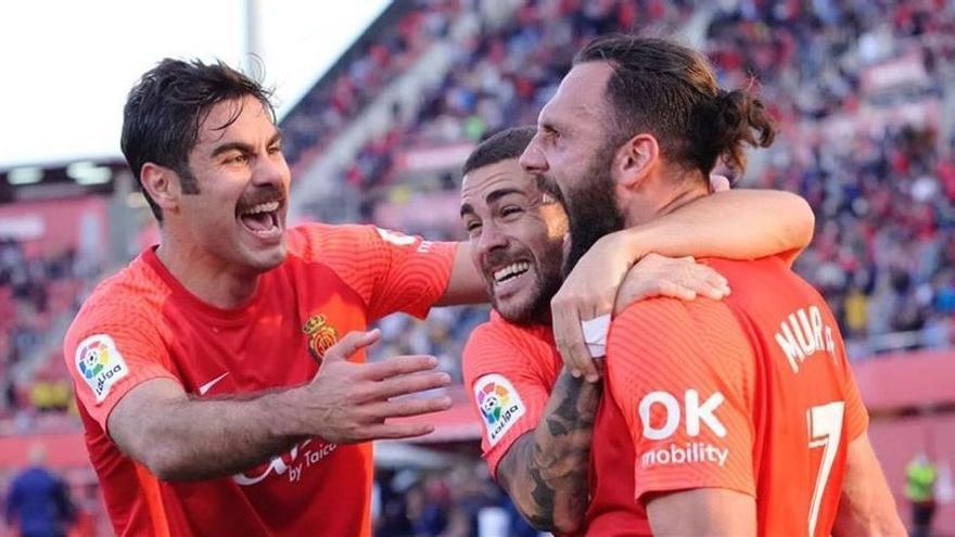 Die Spieler von Real Mallorca freuen sich über den Sieg.