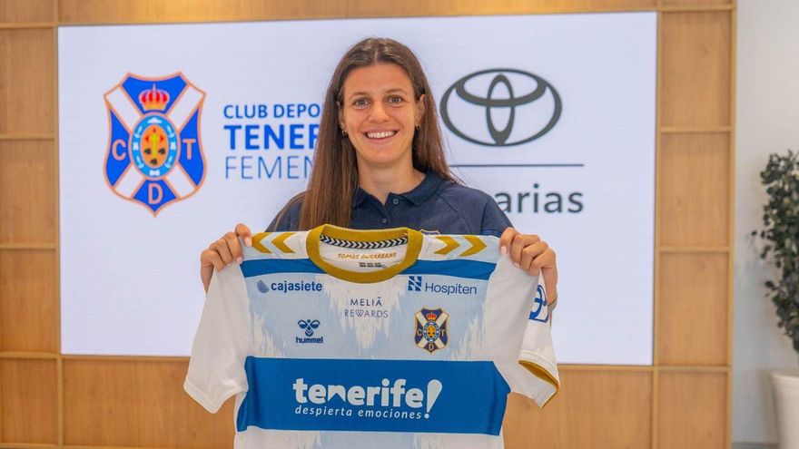 La delantera fue presentada en las instalaciones de Toyota Canarias. | UD TENERIFE