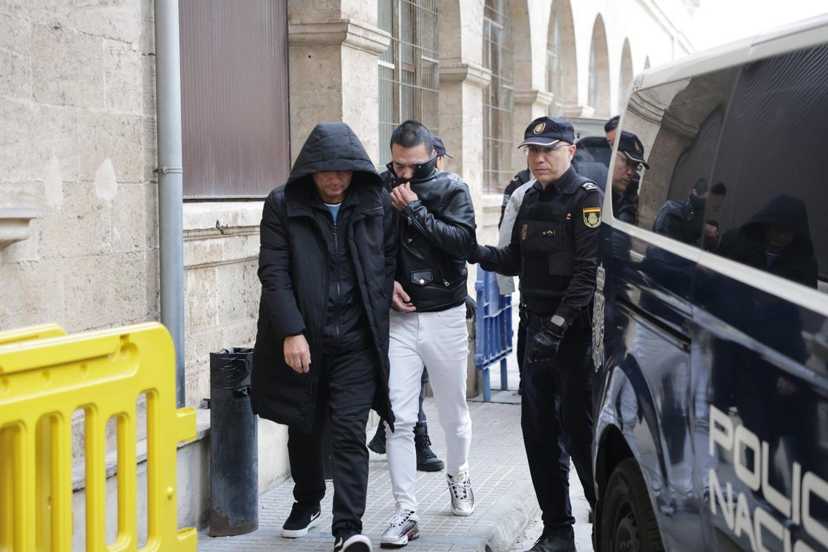 Agentes de la Policía Nacional trasladan al juzgado a dos de los detenidos en la operación.