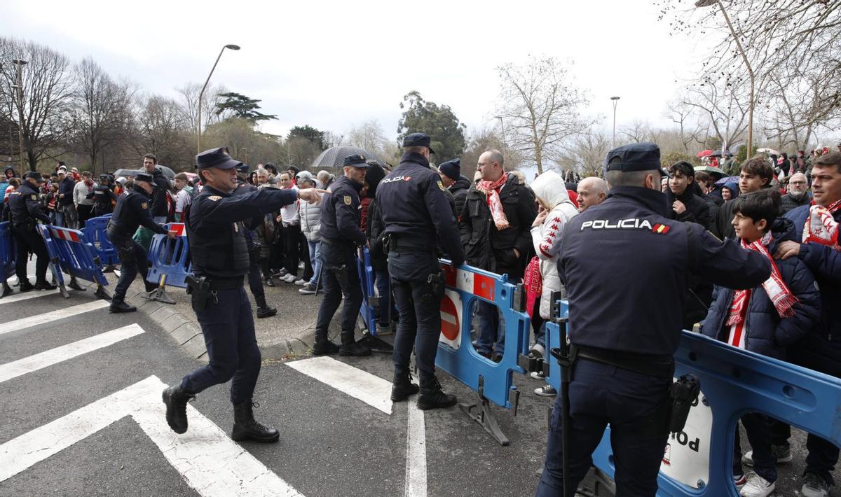Uno de los dispositivos policiales en un partido de El Molinón. | ÁNGEL GONZÁLEZ