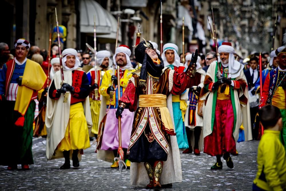 Los representantes de las 28 filaes recorren el centro de la ciudad para anunciar la llegada de los Moros y Cristianos ante miles de personas