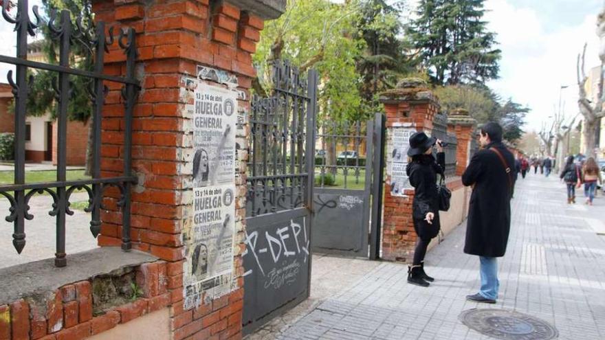 Dos estudiantes conversan a la entrada de uno de los institutos de la capital.