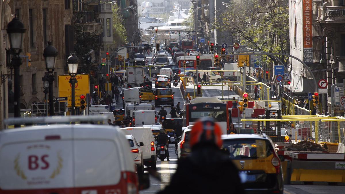 La Via Laietana viu el seu primer dilluns d’obres amb embussos per les restriccions