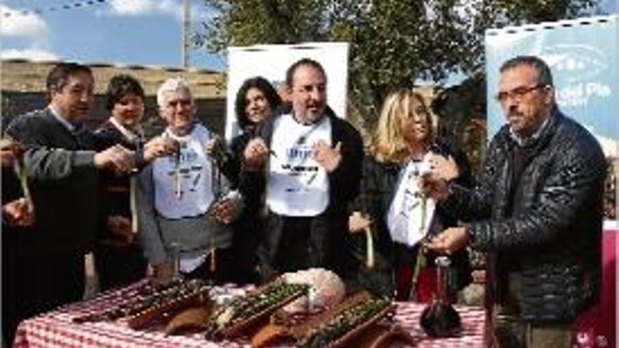 Espadaler i altres dirigents d&#039;UDC fent una calçotada al Pla de Sta. Maria.