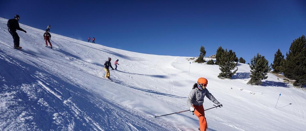 Esquiadores en la estación aragonesa de Cerler, uno de los centros invernales que excluía el COE de los Juegos 2030.