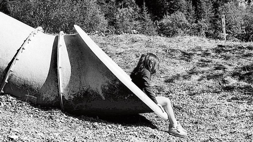 Quietud. La infancia en pleno contacto con la naturaleza: una chica se tira por un tobogán y un chico pesca. ¡Qué poco necesitan para disfrutar!