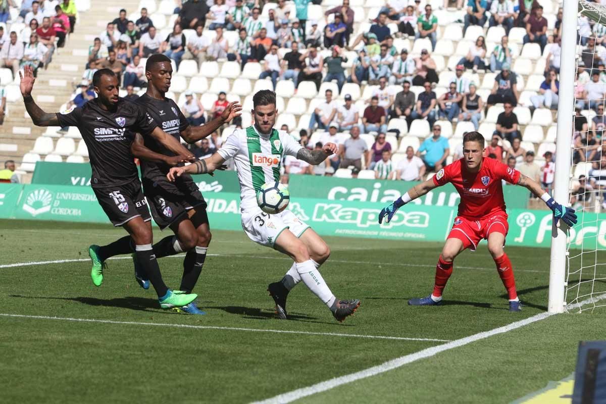 El Córdoba plantó cara al Huesca, pero murió en la orilla