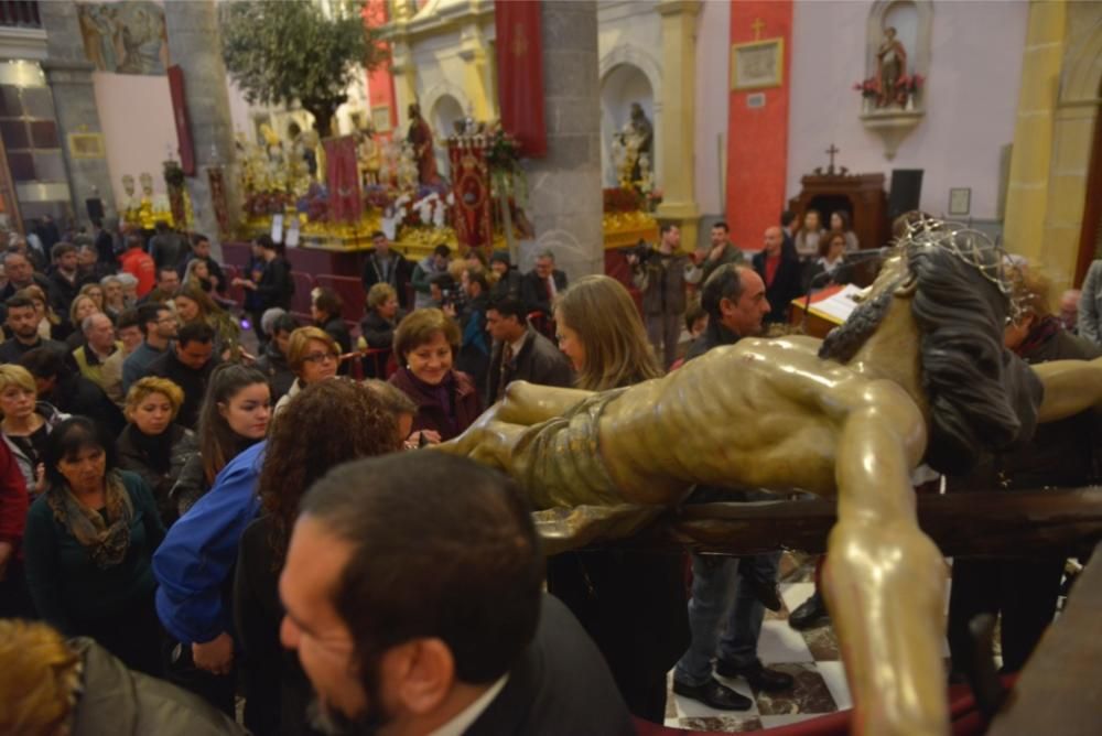 La lluvia no puede con el Besapié del Perdón