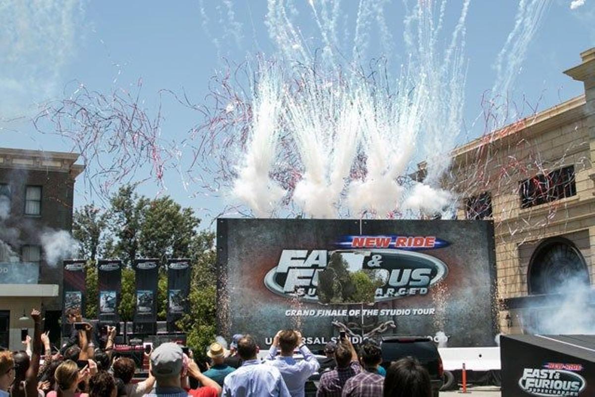 Un coche vuela por los aires en la presentación de la atracción de 'Fast and Furious-Supercharged' en los Universal Studios