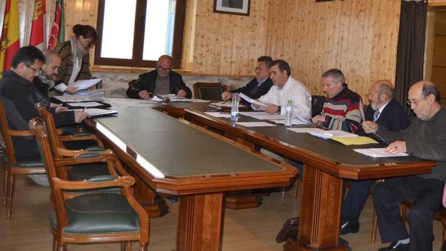 Corporativos del Ayuntamiento de Galende durante una sesión plenaria.