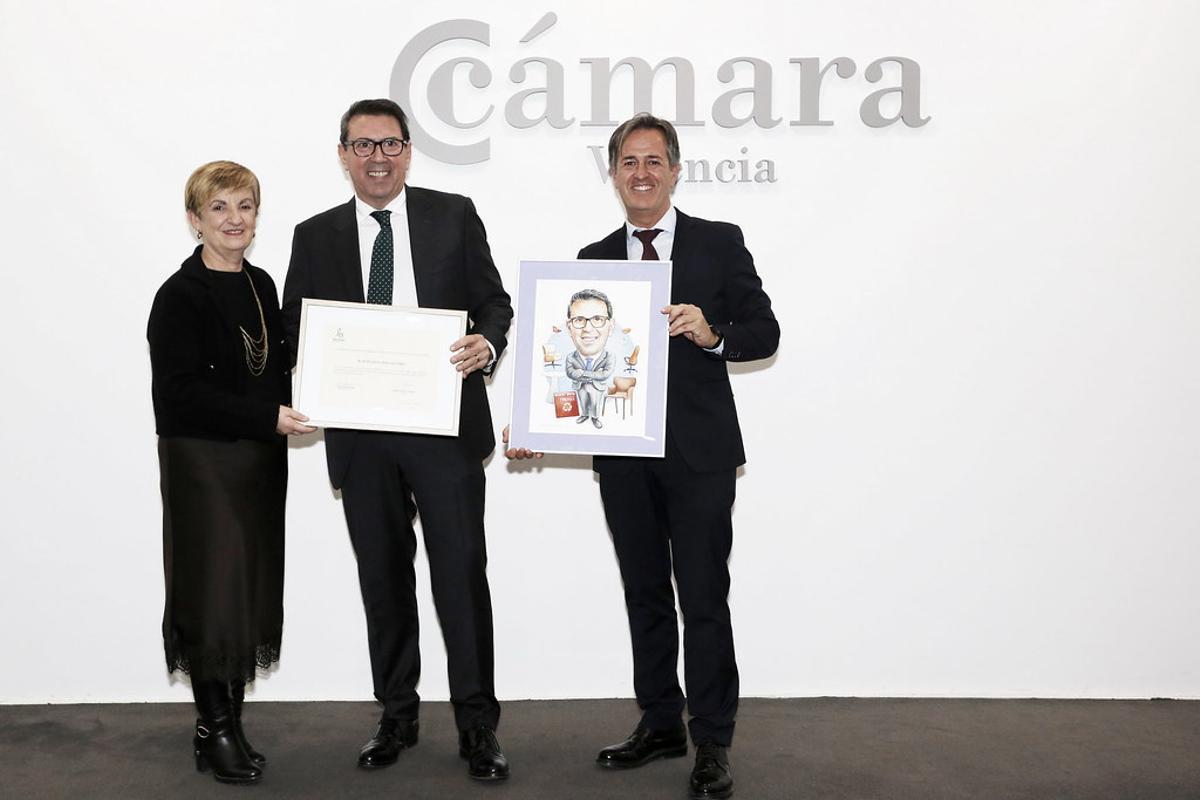 Jesús Llinares (Andreu World) con la Consellera de Industria Marian Cano y Alejandro Bermejo.