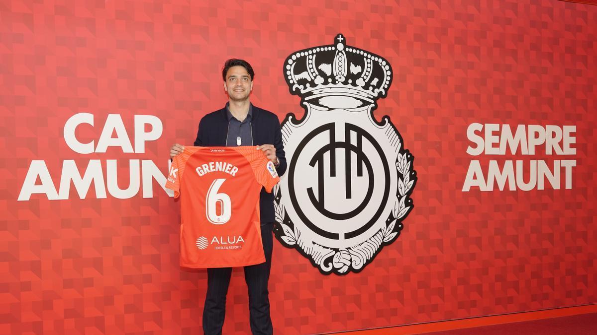 Clement Grenier posa con la camiseta del Mallorca.